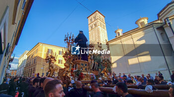 2023-06-25 - statue of saint anthony of padua, carried on the shoulders of the faithful - Processione dei Ceri ed infiorata / Procession of candles and flower display - sRieti, Italy - PROCESSION OF CANDLES AND FLOWERS CARPET - SAINT ANTHONY RIETI, ITALY - REPORTAGE - CULTURE