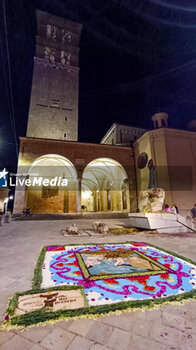 2023-06-25 - Saint Maria - Cathedral - Processione dei Ceri ed infiorata / Procession of candles and flower display - statue of saint anthony of padua, carried on the shoulders of the faithful Rieti, Italy - PROCESSION OF CANDLES AND FLOWERS CARPET - SAINT ANTHONY RIETI, ITALY - REPORTAGE - CULTURE