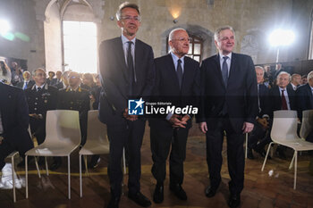 2023-09-29 - In viaggio con la banca d'italia travelling event to promote financial culture stops in Naples 29 September 2023 at the maschio angioino, from left to right, the mayor of Naples Gaetano Manfredi, the president of the Campania region Vincenzo De Luca and the governor of the bank of italy Ignazio Visco - ITALY:  IN VIAGGIO CON LA BANCA D'ITALIA , IGNAZIO VISCO IN NAPLES  - NEWS - ECONOMY