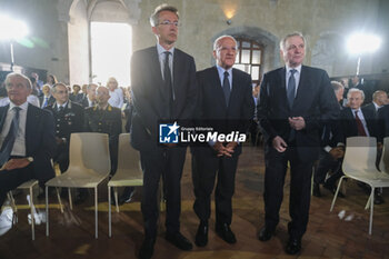 2023-09-29 - In viaggio con la banca d'italia travelling event to promote financial culture stops in Naples 29 September 2023 at the maschio angioino, from left to right, the mayor of Naples Gaetano Manfredi, the president of the Campania region Vincenzo De Luca and the governor of the bank of italy Ignazio Visco - ITALY:  IN VIAGGIO CON LA BANCA D'ITALIA , IGNAZIO VISCO IN NAPLES  - NEWS - ECONOMY