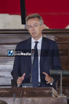 2023-09-29 - The Mayor of Naples Gaetano Manfredi looks during In viaggio con la banca d'italia travelling event to promote financial culture stops in Naples 29 September 2023 at the maschio angioino - ITALY:  IN VIAGGIO CON LA BANCA D'ITALIA , IGNAZIO VISCO IN NAPLES  - NEWS - ECONOMY