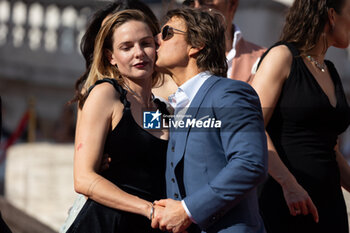 2023-06-19 - Tom Cruise kisses Rebecca Ferguson during the Red Carpet at the Global Premiere of Paramount Pictures' 