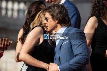 2023-06-19 - A kiss between Rebecca Ferguson and Tom Cruise, during the Red Carpet at the Global Premiere of Paramount Pictures' 