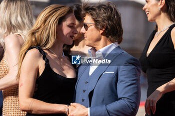 2023-06-19 - A glance between Rebecca Ferguson and Tom Cruise, during the Red Carpet at the Global Premiere of Paramount Pictures' 