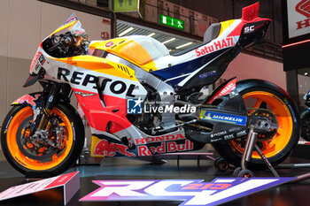 2023-11-07 - Marc Marquez Honda RCV213 MotoGP bike exposed at 80th edition of EICMA - Milan International Exhibition of Cycle and Motorcycle at Rho Fair on November 7, 2023, Rho - Milan, Italy. - EICMA - 80TH EDITION OF INTERNATIONAL CYCLE AND MOTORCYCLE EXHIBITION - NEWS - EVENTS