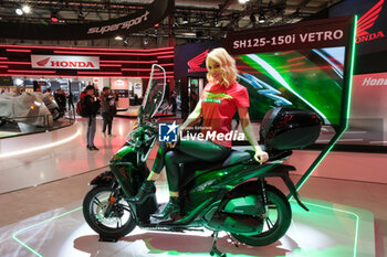 2023-11-07 - Honda SH125 Vetro Scooter exposed at 80th edition of EICMA - Milan International Exhibition of Cycle and Motorcycle at Rho Fair on November 7, 2023, Rho - Milan, Italy. - EICMA - 80TH EDITION OF INTERNATIONAL CYCLE AND MOTORCYCLE EXHIBITION - NEWS - EVENTS