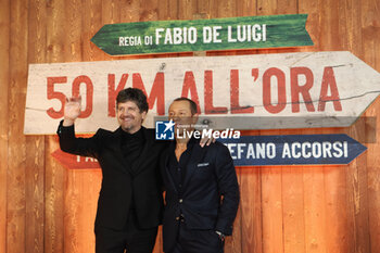 2023-12-18 - Italian actors Fabio De Luigi and Stefano Accorsi attempting at the premiere of their new movie “50 km all’ora” at “Modernissimo” cinema in Bologna, December 18, 2023, Bologna, Italy - ANTEPRIMA 