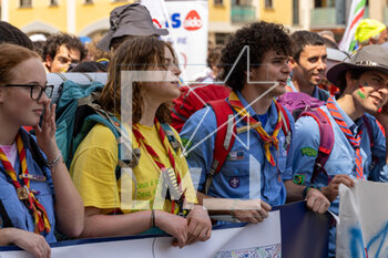 2023-05-07 - Scouts holding the banner - BERGAMO-BRESCIA IN CAMMINO - REPORTAGE - EVENTS