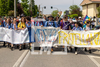 2023-05-07 - Scouts holding the banner - BERGAMO-BRESCIA IN CAMMINO - REPORTAGE - EVENTS