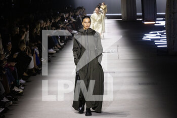 24/02/2023 - Irina Shayk walks the runway at the Tod's fashion show during the Milan Fashion Week Womenswear Fall/Winter 2023/2024 on February 24, 2023 in Milan, Italy. ©Photo: Cinzia Camela. - TOD'S FASHION SHOW AND GUESTS - NEWS - MODA