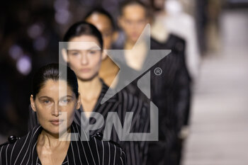 24/02/2023 - Laetitia Casta walks the runway at the Tod's fashion show during the Milan Fashion Week Womenswear Fall/Winter 2023/2024 on February 24, 2023 in Milan, Italy. ©Photo: Cinzia Camela. - TOD'S FASHION SHOW AND GUESTS - NEWS - MODA
