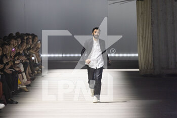 2023-02-24 - Fashion designer Walter Chiapponi acknowledges the applause of the audience at the Tod's fashion show during the Milan Fashion Week Womenswear Fall/Winter 2023/2024 on February 24, 2023 in Milan, Italy. ©Photo: Cinzia Camela. - TOD'S FASHION SHOW AND GUESTS - NEWS - FASHION