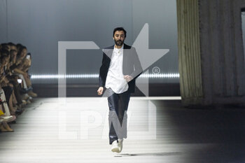 24/02/2023 - Fashion designer Walter Chiapponi acknowledges the applause of the audience at the Tod's fashion show during the Milan Fashion Week Womenswear Fall/Winter 2023/2024 on February 24, 2023 in Milan, Italy. ©Photo: Cinzia Camela. - TOD'S FASHION SHOW AND GUESTS - NEWS - MODA