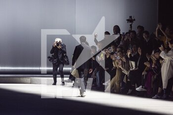 24/02/2023 - Fashion designer Walter Chiapponi acknowledges the applause of the audience at the Tod's fashion show during the Milan Fashion Week Womenswear Fall/Winter 2023/2024 on February 24, 2023 in Milan, Italy. ©Photo: Cinzia Camela. - TOD'S FASHION SHOW AND GUESTS - NEWS - MODA