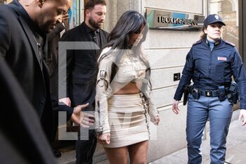 25/02/2023 - Kim Kardashian is seen at the Dolce & Gabbana Store during the Milan Fashion Week Womenswear Fall/Winter 2023/2024 on February 25, 2023 in Milan, Italy.©Photo: Cinzia Camela. - KIM KARDASHIAN - DOLCE & GABBANA STORE - NEWS - MODA