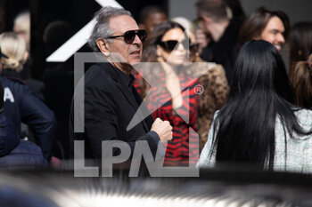 25/02/2023 - Carlo Capasa is seen at the Dolce & Gabbana fashion show during the Milan Fashion Week Womenswear Fall/Winter 2023/2024 on February 25, 2023 in Milan, Italy. ©Photo: Cinzia Camela.©Photo: Cinzia Camela. - DOLCE & GABBANA CELEBRITY AND STREET STYLE - NEWS - MODA