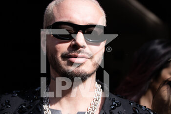 25/02/2023 - J Balvin is seen at the Dolce & Gabbana fashion show during the Milan Fashion Week Womenswear Fall/Winter 2023/2024 on February 25, 2023 in Milan, Italy. ©Photo: Cinzia Camela. - DOLCE & GABBANA CELEBRITY AND STREET STYLE - NEWS - MODA