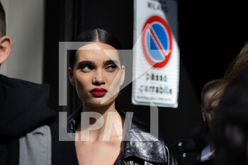 25/02/2023 - A model is seen after the Dolce & Gabbana fashion show during the Milan Fashion Week Womenswear Fall/Winter 2023/2024 on February 25, 2023 in Milan, Italy. ©Photo: Cinzia Camela. - DOLCE & GABBANA CELEBRITY AND STREET STYLE - NEWS - MODA