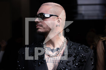 25/02/2023 - J Balvin is seen at the Dolce & Gabbana fashion show during the Milan Fashion Week Womenswear Fall/Winter 2023/2024 on February 25, 2023 in Milan, Italy. ©Photo: Cinzia Camela. - DOLCE & GABBANA CELEBRITY AND STREET STYLE - NEWS - MODA