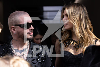25/02/2023 - J Balvin and Valentina Fernet are seen at the Dolce & Gabbana fashion show during the Milan Fashion Week Womenswear Fall/Winter 2023/2024 on February 25, 2023 in Milan, Italy. ©Photo: Cinzia Camela. - DOLCE & GABBANA CELEBRITY AND STREET STYLE - NEWS - MODA