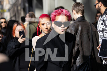 25/02/2023 - A guest is sean at Dolce & Gabbana fashion show, Milan Fashion Week Womenswear Fall/Winter 2023/2024 ©Photo: Cinzia Camela. - DOLCE & GABBANA CELEBRITY AND STREET STYLE - NEWS - MODA