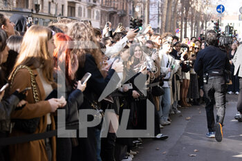 25/02/2023 - People outside the Dolce & Gabbana fashion show during the Milan Fashion Week Womenswear Fall/Winter 2023/2024 on February 25, 2023 in Milan, Italy. ©Photo: Cinzia Camela. - DOLCE & GABBANA CELEBRITY AND STREET STYLE - NEWS - MODA
