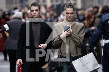 26/02/2023 - Models are seen on the front row of the Giorgio Armani fashion show during the Milan Fashion Week Womenswear Fall/Winter 2023/2024 on February 26, 2023 in Milan, Italy. ©Photo: Cinzia Camela. - GIORGIO ARMANI CELEBRITY AND STREET STYLE - NEWS - MODA