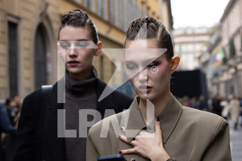 26/02/2023 - Models are seen on the front row of the Giorgio Armani fashion show during the Milan Fashion Week Womenswear Fall/Winter 2023/2024 on February 26, 2023 in Milan, Italy. ©Photo: Cinzia Camela. - GIORGIO ARMANI CELEBRITY AND STREET STYLE - NEWS - MODA