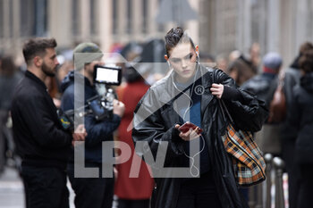 26/02/2023 - A model is seen after the Giorgio Armani fashion show during the Milan Fashion Week Womenswear Fall/Winter 2023/2024 on February 26, 2023 in Milan, Italy. ©Photo: Cinzia Camela. ©Photo: Cinzia Camela. - GIORGIO ARMANI CELEBRITY AND STREET STYLE - NEWS - MODA