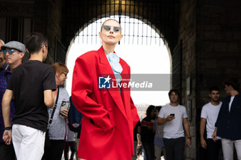 2023-09-20 - A guest arrives at the Alberta Ferretti fashion show during the Milan Fashion Week Womenswear Spring/Summer 2024 on September 20, 2023 in Milan, Italy. ©Photo: Cinzia Camela. - ALBERTA FERRETTI - CELEBRITY - MILAN FASHION WEEK - WOMENSWEAR SPRING/SUMMER 2024 - NEWS - FASHION