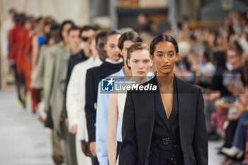 Tod's - Fashion show and details - Milan Fashion Week - Womenswear Spring/Summer 2024 - NEWS - MODA