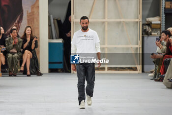 2023-09-22 - Walter Chiapponi walks the runway at the Tod's fashion show during the Milan Fashion Week Womenswear Spring/Summer 2024 on September 22, 2023 in Milan, Italy. ©Photo: Cinzia Camela. - TOD'S - FASHION SHOW AND DETAILS - MILAN FASHION WEEK - WOMENSWEAR SPRING/SUMMER 2024 - NEWS - FASHION