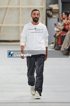 2023-09-22 - Walter Chiapponi walks the runway at the Tod's fashion show during the Milan Fashion Week Womenswear Spring/Summer 2024 on September 22, 2023 in Milan, Italy. ©Photo: Cinzia Camela. - TOD'S - FASHION SHOW AND DETAILS - MILAN FASHION WEEK - WOMENSWEAR SPRING/SUMMER 2024 - NEWS - FASHION