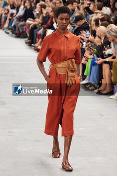2023-09-22 - A model walks the runway at the Tod's fashion show during the Milan Fashion Week Womenswear Spring/Summer 2024 on September 22, 2023 in Milan, Italy. ©Photo: Cinzia Camela. - TOD'S - FASHION SHOW AND DETAILS - MILAN FASHION WEEK - WOMENSWEAR SPRING/SUMMER 2024 - NEWS - FASHION
