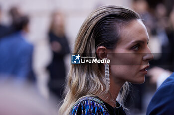 2023-09-24 - A guest is seen outside Giorgio Armani show during the Milan Fashion Week - Womenswear Spring/Summer 2024 on September 24, 2023 in Milan, Italy. ©Photo: Cinzia Camela. - GIORGIO ARMANI - ARRIVALS - MILAN FASHION WEEK - WOMENSWEAR SPRING/SUMMER 2024 - NEWS - FASHION