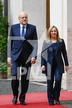 2023-03-16 - Italian Prime Minister Giorgia Meloni welcomes the lebanese Prime Minister Najib Miqati before their meeting at Palazzo Chigi., on March 16, 2023 in Rome, Italy. 
(Photo by Fabrizio Corradetti / Livemedia) - ITALIAN PRIME MINISTER GIORGIA MELONI WELCOMES THE LEBANESE PRIME MINISTER NAJIB MIQATI  - NEWS - POLITICS