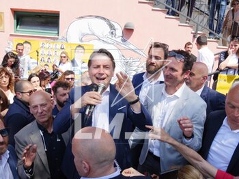 2023-05-07 - Movimento 5 Stelle leader Antonio Conte between Giorgio Fede, deputy (L) and Mauro Bochicchio during an election rally to support Mauro Bochicchio, madjor candidate of the list 'Avanti cosi', Castel di Lama, (AP), Italy on May, 7th, 2023. ©Photo: Cinzia Camela. - MOVIMENTO 5 STELLE LEADER GIUSEPPE CONTE RALLY - NEWS - POLITICS