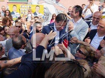 2023-05-07 - Movimento 5 Stelle leader Antonio Conte shaking hand with crowd after the election rally to support Mauro Bochicchio, madjor candidate of the list 'Avanti cosi', Castel di Lama, (AP), Italy on May, 7th, 2023. ©Photo: Cinzia Camela. - MOVIMENTO 5 STELLE LEADER GIUSEPPE CONTE RALLY - NEWS - POLITICS
