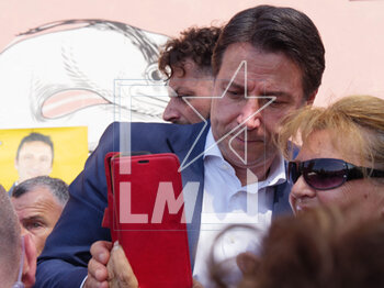 2023-05-07 - Movimento 5 Stelle leader Antonio Conte taking a selfie with a supporter after the election rally to support Mauro Bochicchio, madjor candidate of the list 'Avanti cosi', Castel di Lama, (AP), Italy on May, 7th, 2023. ©Photo: Cinzia Camela. - MOVIMENTO 5 STELLE LEADER GIUSEPPE CONTE RALLY - NEWS - POLITICS