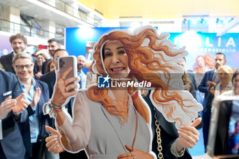 2023-05-16 - Daniela Santanche - minister of tourism - takes a picture with the hardcover of Botticelli's Venus - FORUM PA 2023 - NEWS - POLITICS