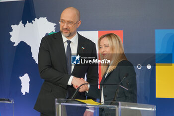 2023-04-26 - Denys Shmyhal and Giorgia Meloni, handshake - BILATERAL CONFERENCE ON THE RECONSTRUCTION OF UKRAINE  - NEWS - POLITICS
