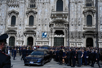 2023-06-14 - The coffin of the former Italian Prime Minister Silvio Berlusconi is carried outside the Milan Cathedral after the service during the state funeral on June 14, 2023 in Milan, Italy. Credit: Tiziano Ballabio - THE STATE FUNERAL OF SILVIO BERLUSCONI IN MILAN - NEWS - POLITICS