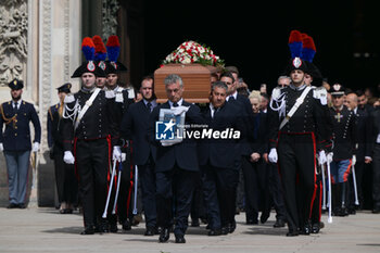 2023-06-14 - The coffin of the former Italian Prime Minister Silvio Berlusconi is carried outside the Milan Cathedral after the service during the state funeral on June 14, 2023 in Milan, Italy. Credit: Tiziano Ballabio - THE STATE FUNERAL OF SILVIO BERLUSCONI IN MILAN - NEWS - POLITICS