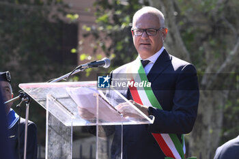 2023-09-08 - Roberto Gualtieri during the laying of two wreaths on the occasion of the 80th Anniversary of the Defense of Rome, 8 September 2023, Porta San Paolo and Parco della Resistenza, Rome, Italy. - PRESIDENT OF THE REPUBLIC SERGIO MATTARELLA AT PORTA SAN PAOLO AND PARCO DELLA RESISTENZA - REPORTAGE - POLITICS