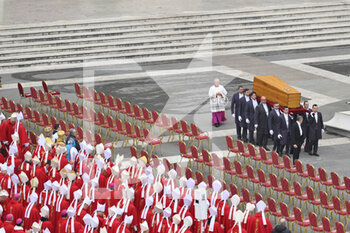 2023-01-05 - Pallbearers carry the coffin of Pope Benedict VXI out of St. Peter's Basilica during the Funeral Mass for the Pope Emeritus Benedict XVI on January 5, 2023 at St Peter's Basilica, Vatican City,  Vatican. - THE FUNERAL OF POPE EMERITUS BENEDICT XVI - NEWS - RELIGION
