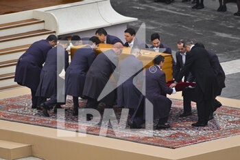 2023-01-05 - Pallbearers carry the coffin of Benedict XVI during the Funeral Mass for the Pope Emeritus Benedict XVI on January 5, 2023 at St Peter's Basilica, Vatican City,  Vatican. - THE FUNERAL OF POPE EMERITUS BENEDICT XVI - NEWS - RELIGION