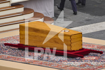 2023-01-05 - The coffin of Benedict XVIduring the Funeral Mass for the Pope Emeritus Benedict XVI on January 5, 2023 at St Peter's Basilica, Vatican City,  Vatican. - THE FUNERAL OF POPE EMERITUS BENEDICT XVI - NEWS - RELIGION