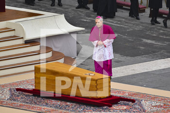 2023-01-05 - Archbishop Georg Gaenswein during the Funeral Mass for the Pope Emeritus Benedict XVI on January 5, 2023 at St Peter's Basilica, Vatican City,  Vatican. - THE FUNERAL OF POPE EMERITUS BENEDICT XVI - NEWS - RELIGION