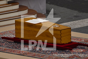 2023-01-05 - The coffin of Benedict XVIduring the Funeral Mass for the Pope Emeritus Benedict XVI on January 5, 2023 at St Peter's Basilica, Vatican City,  Vatican. - THE FUNERAL OF POPE EMERITUS BENEDICT XVI - NEWS - RELIGION