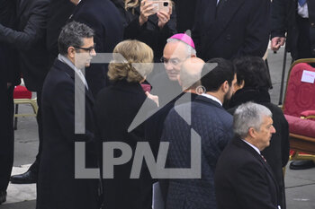2023-01-05 - Queen Sofia of Spain looks during the Funeral Mass for the Pope Emeritus Benedict XVI on January 5, 2023 at St Peter's Basilica, Vatican City,  Vatican. - THE FUNERAL OF POPE EMERITUS BENEDICT XVI - NEWS - RELIGION